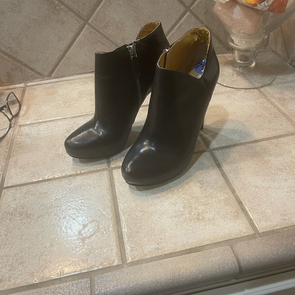 Nine West bootie size 7.5